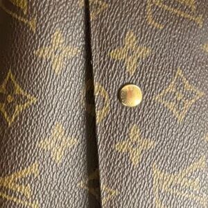 Louis Vuitton mint condition Sarah wallet like new with chain final sale